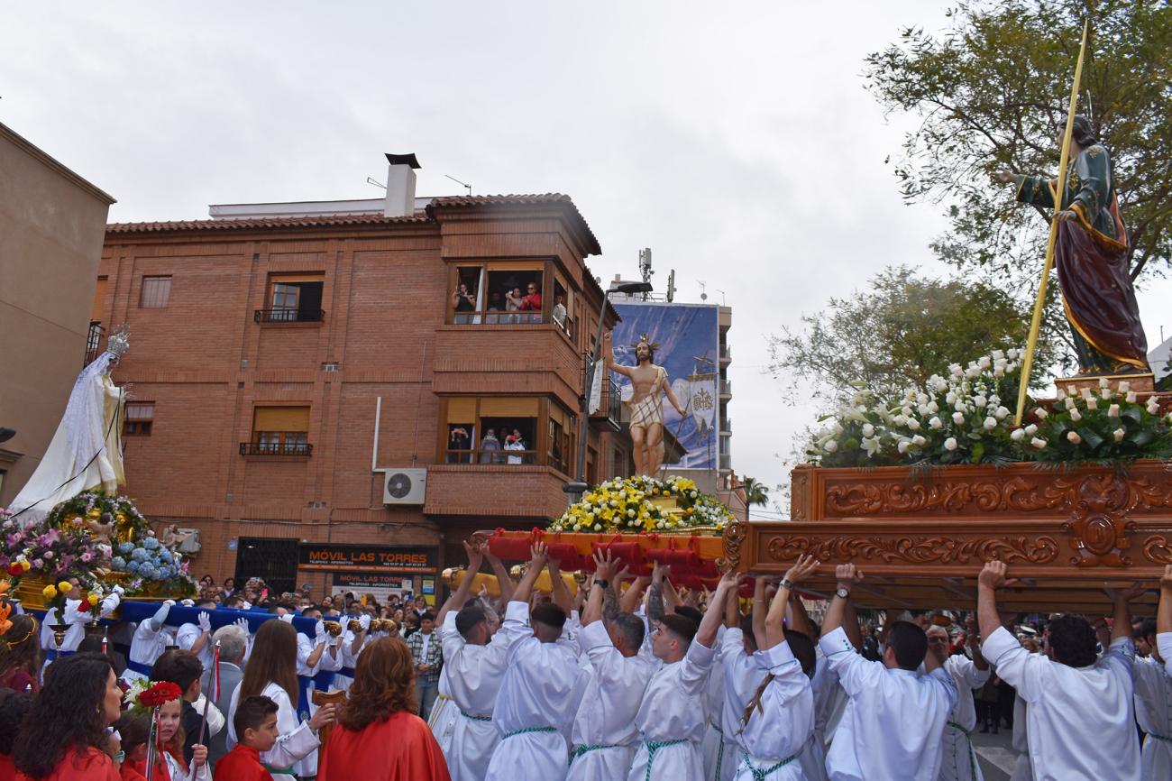 El Resucitado procesiona en Las Torres de Cotillas entre el alborozo y la alegría de sus gentes