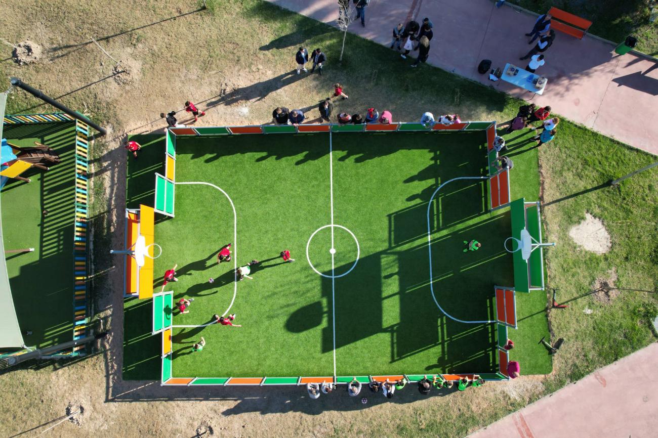 El jugador torreño de fútbol sala Piqueras da nombre a la pista multideporte del parque Paco Rabal