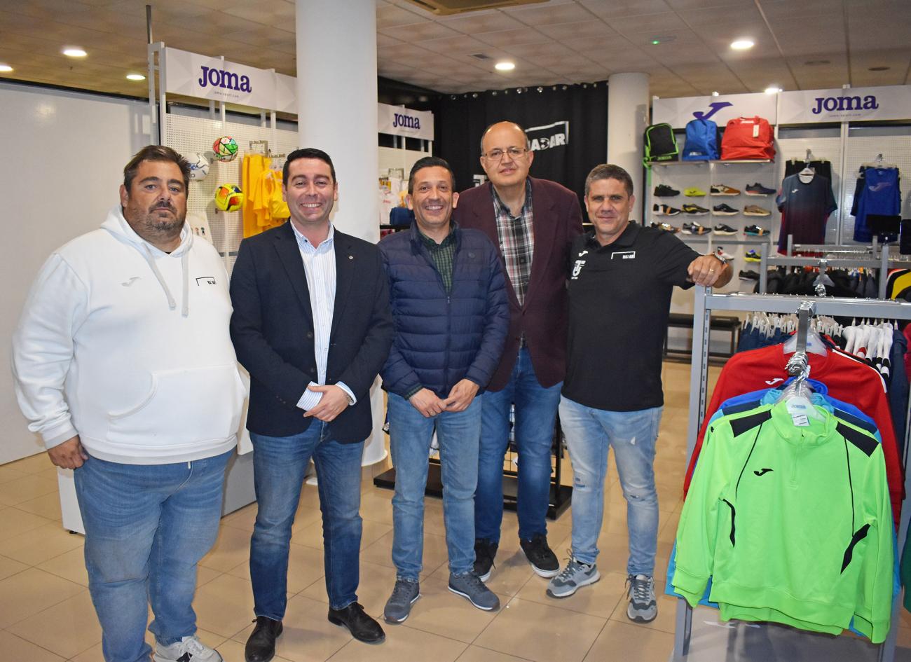 El alcalde Pedro José Noguera asiste a la inauguración de Total Sport Center, nuevo comercio local