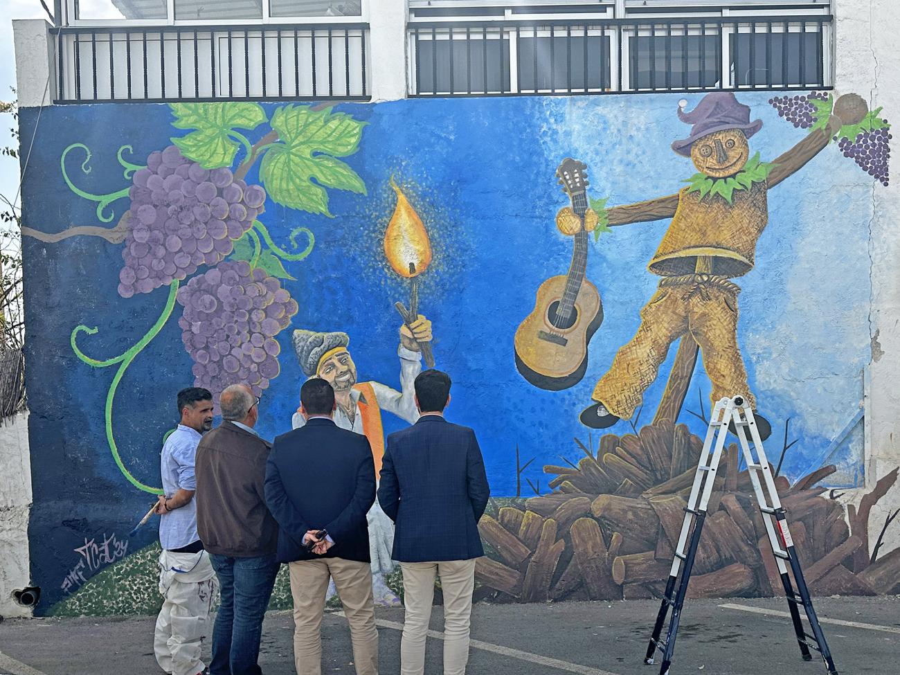 Un gran mural con el Raspajo como protagonista decora la explanada Maestro Ángel Palazón 