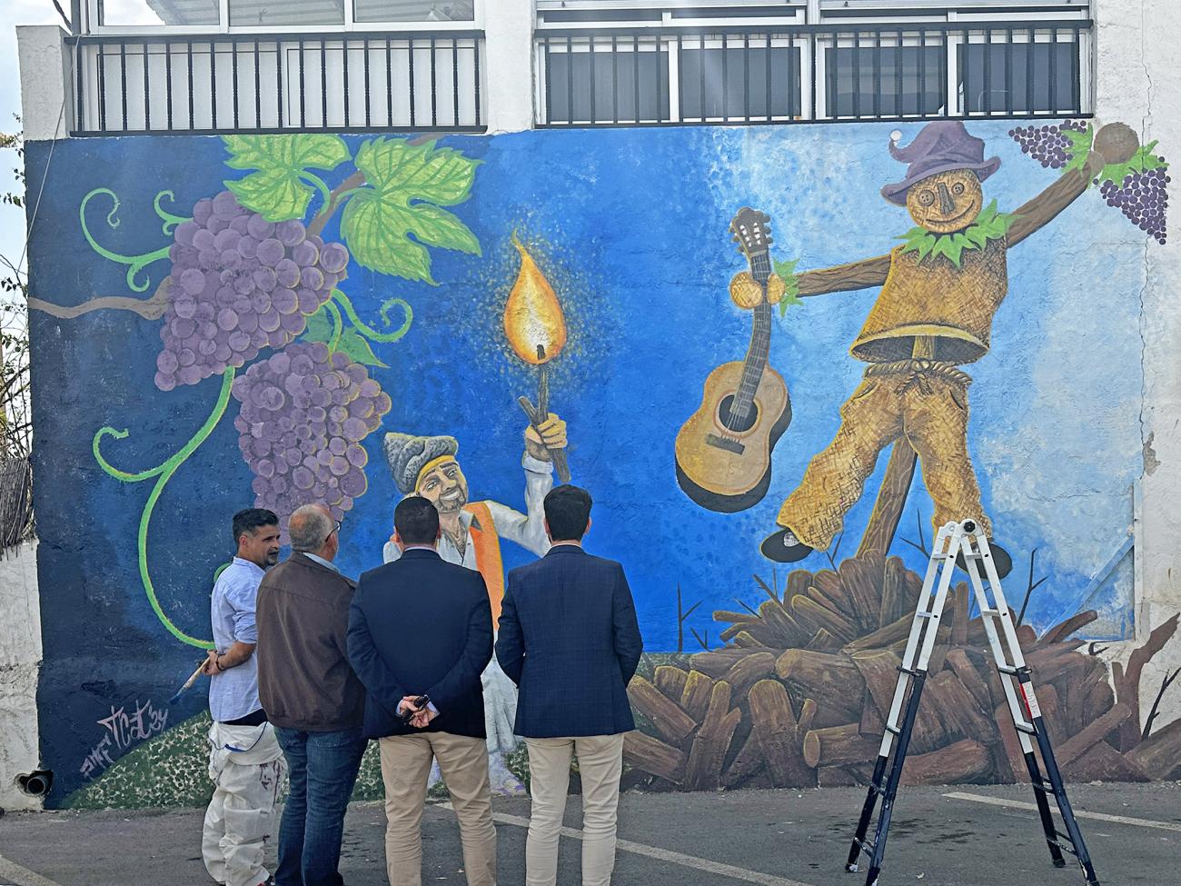 Un gran mural con el Raspajo como protagonista decora la explanada Maestro Ángel Palazón