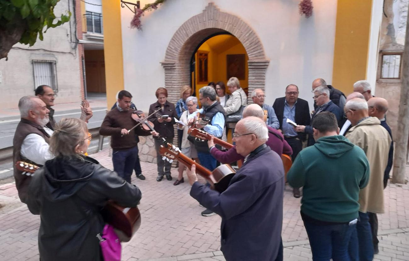 La campana de auroros “Nuestra Señora del Rosario” abre con sus Mayos las fiestas del barrio de La Cruz