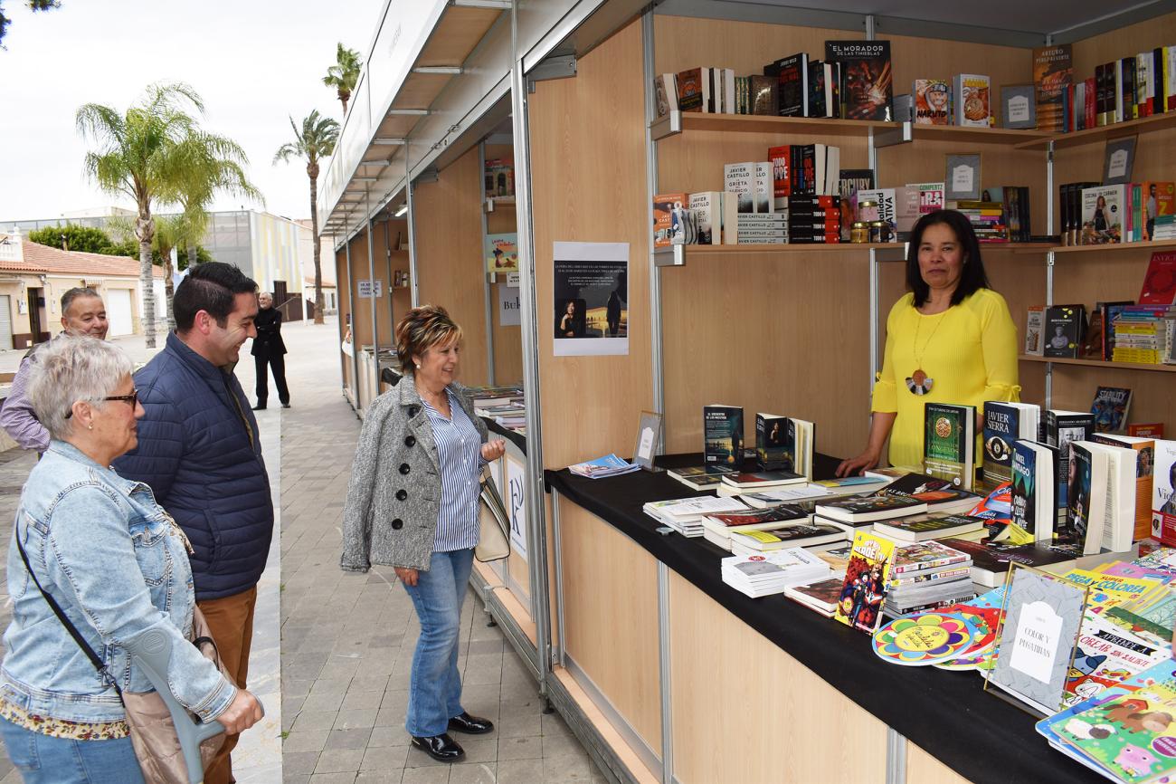 La primera feria del libro temática de Las Torres de Cotillas disfruta de una buena acogida
