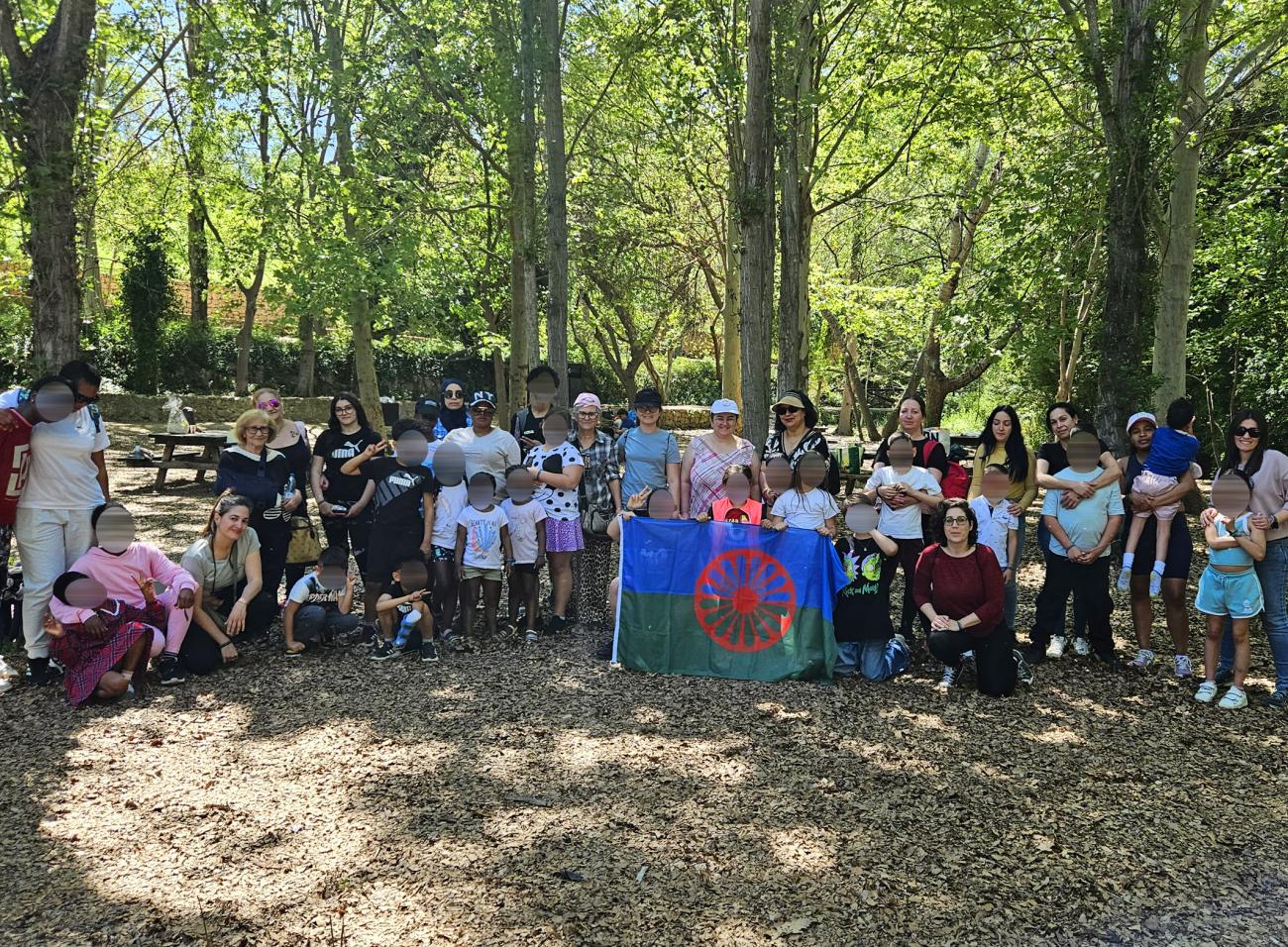 Una excursión familiar a las Fuentes del Marqués para celebrar el Día Internacional del Pueblo Gitano