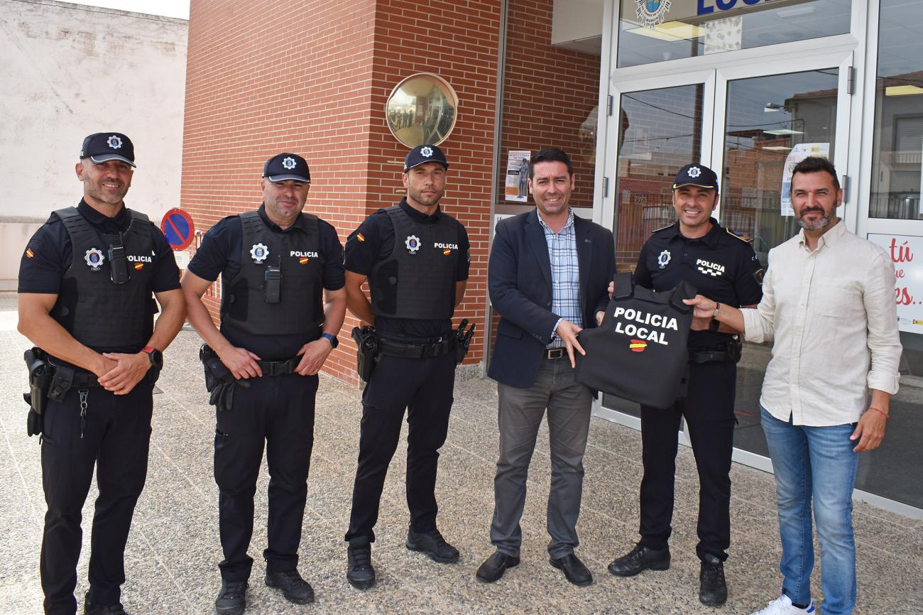 La Concejalía de Seguridad Ciudadana renueva las fundas de los chalecos antibala de la Policía Local