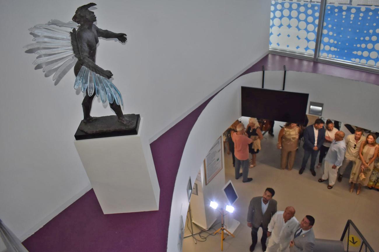La restaurada escultura “Ícaro” de González Beltrán ya decora el Ayuntamiento torreño