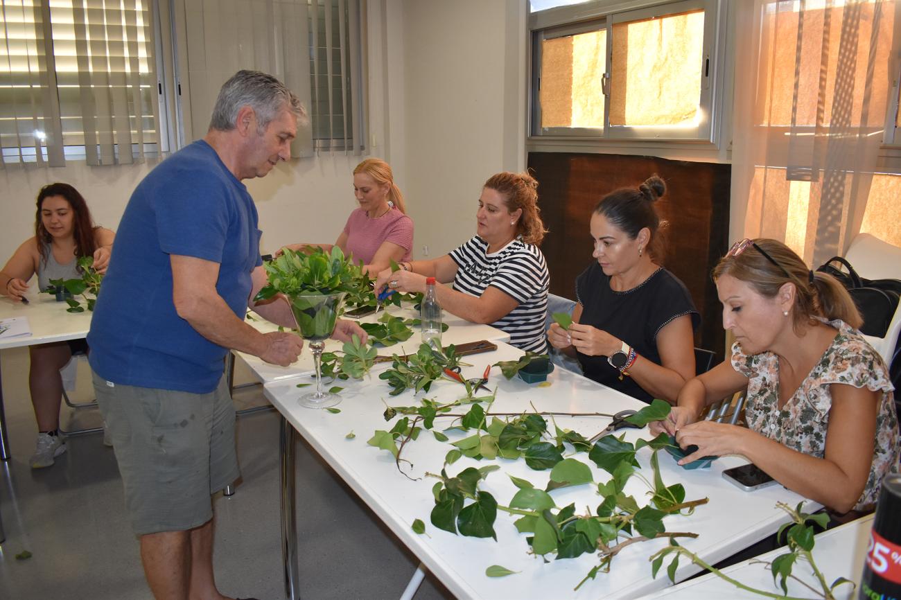 Concluye en el centro vecinal de La Florida el curso gratuito de arte floral y composiciones 