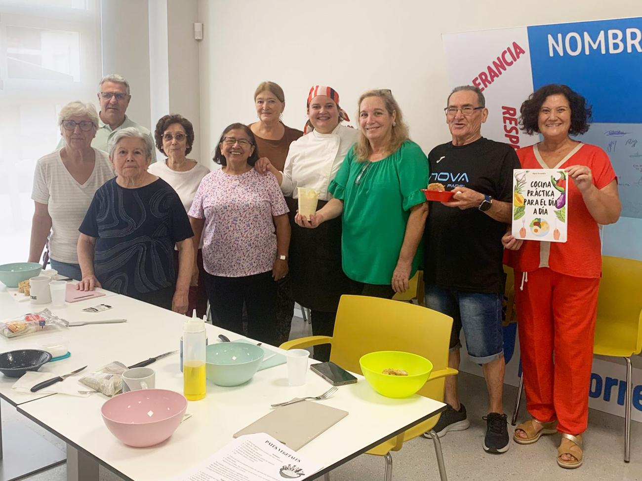 Las personas mayores aprenden cocina práctica con la cocinera María Hernández