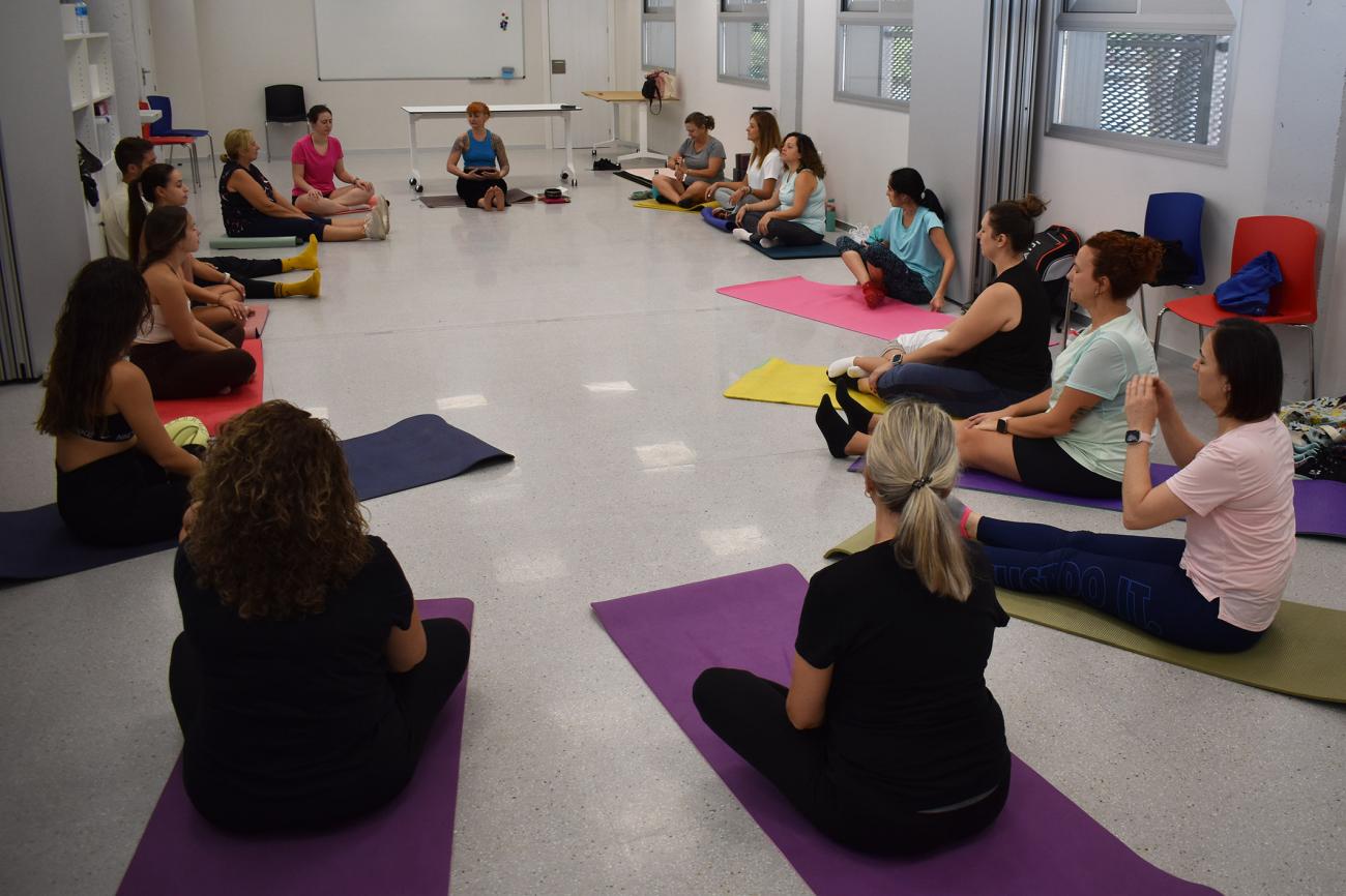 Unos talleres gratuitos de yoga impulsan el bienestar, la igualdad y la conciliación