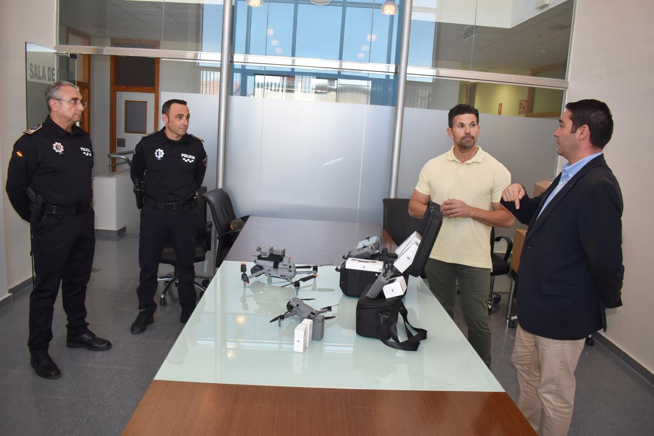 La Policía Local refuerza sus tareas de vigilancia en barrios y pedanías con dos drones de última generación 