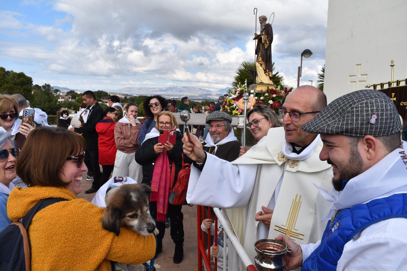 San Antón disfruta de su “Día de la Gira” arropado por multitud de fieles