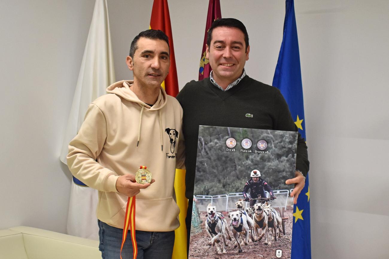 El alcalde Noguera felicita a Tomás Ruiz por su título nacional de mushing de sprint en tierra