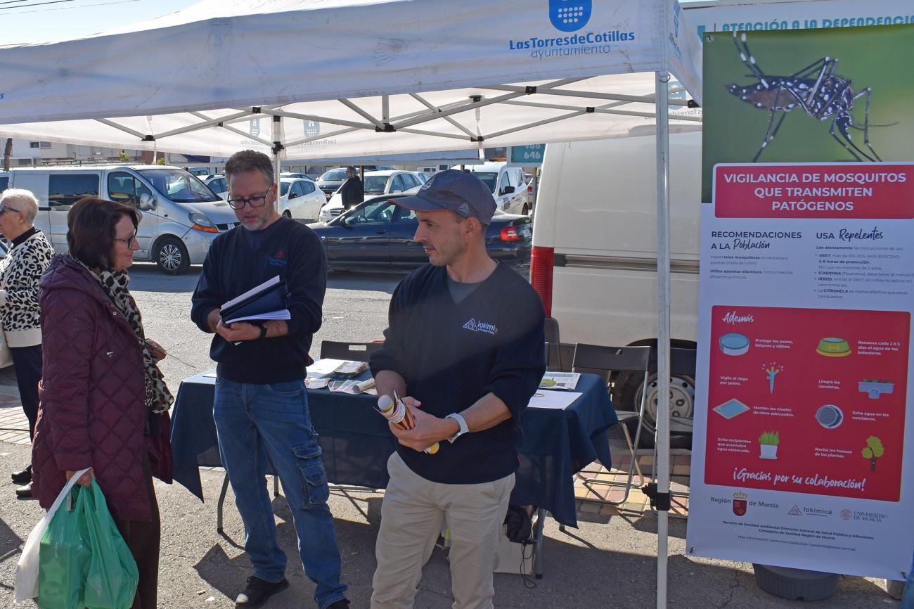 La Concejalía de Salud informa en el mercado semanal para prevenir la proliferación de mosquitos