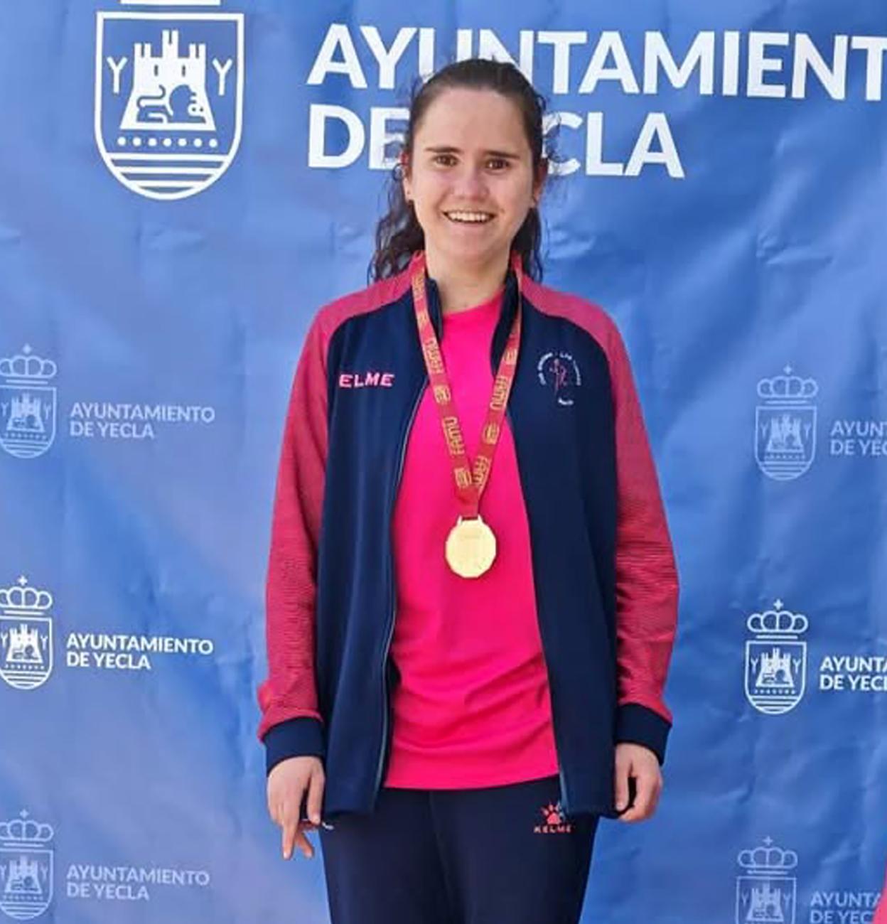 La joven torreña Sofía Serrano, campeona regional sub-20 en 400 lisos