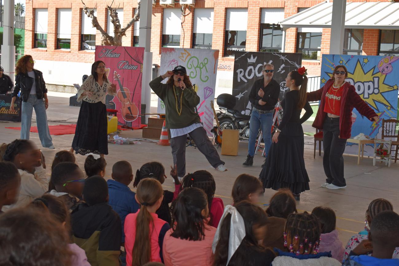 Los alumnos del colegio Valentín Buendía se mueven al ritmo de las músicas en su V Semana Cultural