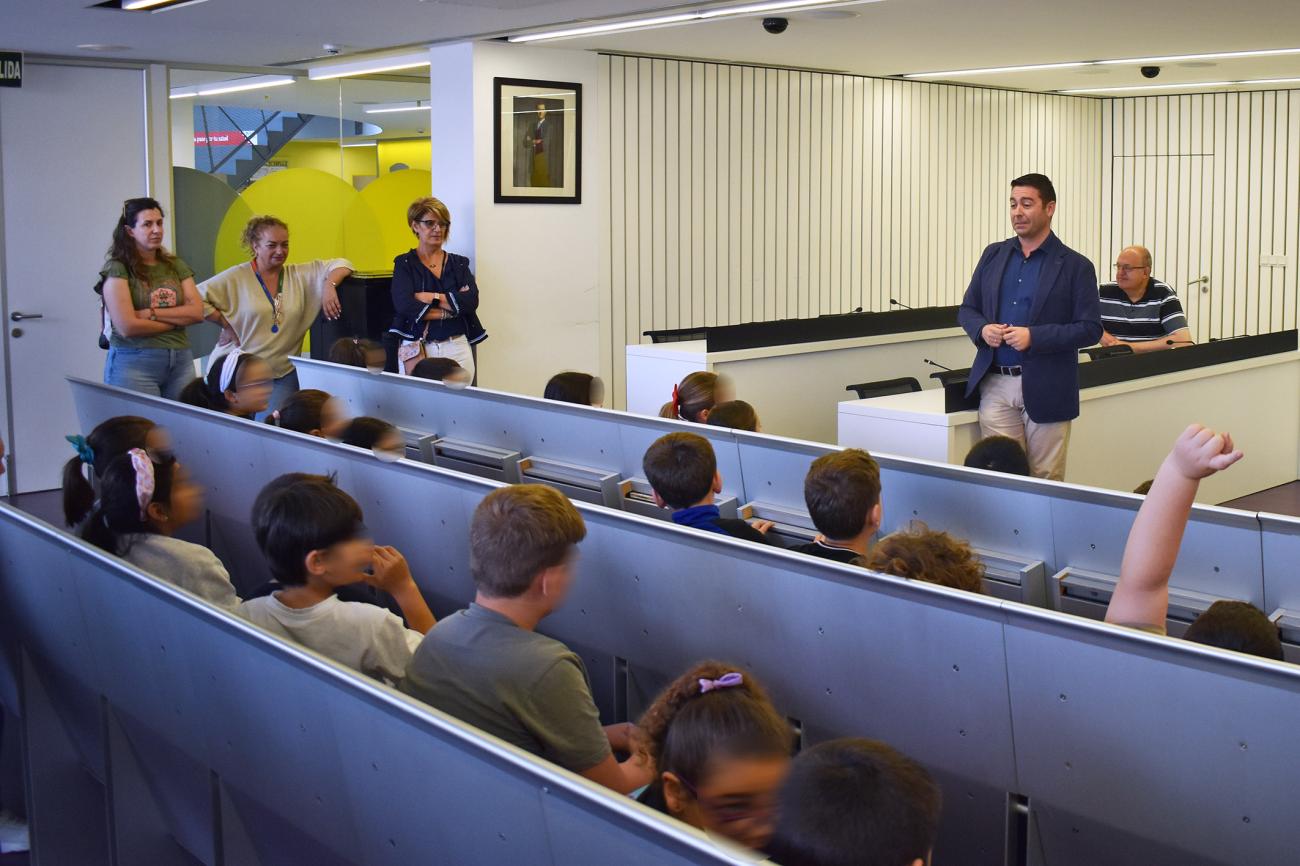 Los alumnos del colegio San José conocen primera mano el funcionamiento de su Ayuntamiento