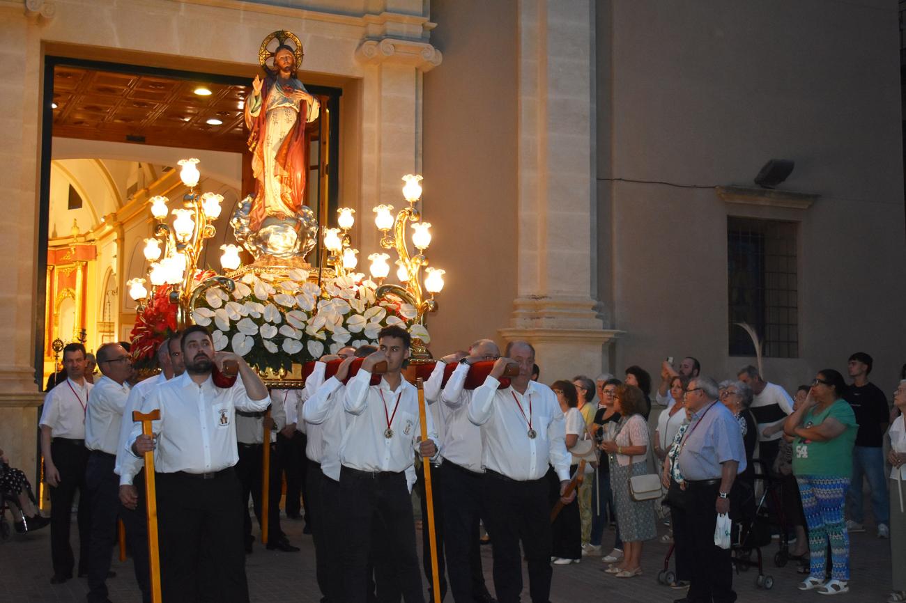 Cientos de fieles acompañan al Sagrado Corazón de Jesús en su tradicional procesión