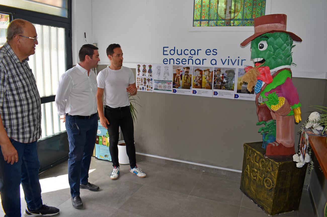 El alcalde Noguera visita la gran escultura "El Resurgir del Dima Fénix" del colegio Divino Maestro
