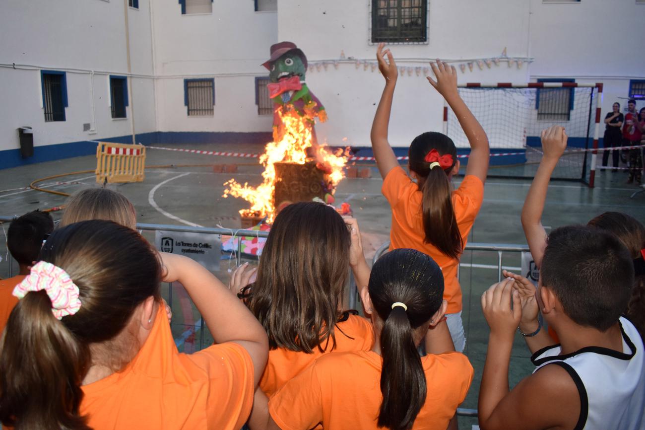 El colegio Divino Maestro concluye su proyecto de homenaje al Raspajo quemando su Alca Acho