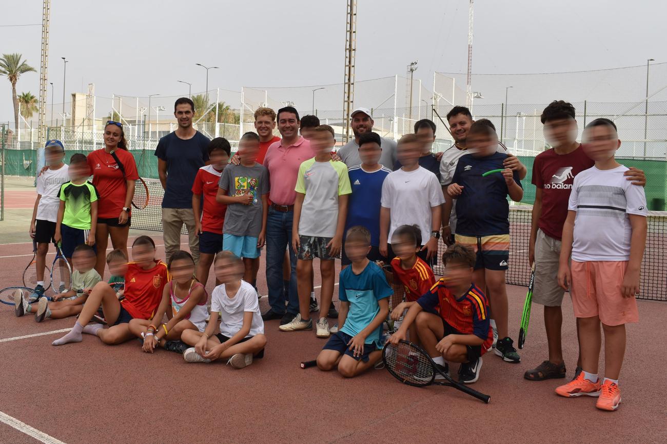 El alcalde Pedro José Noguera visita la escuela deportiva de verano de la asociación Entre Raquetas