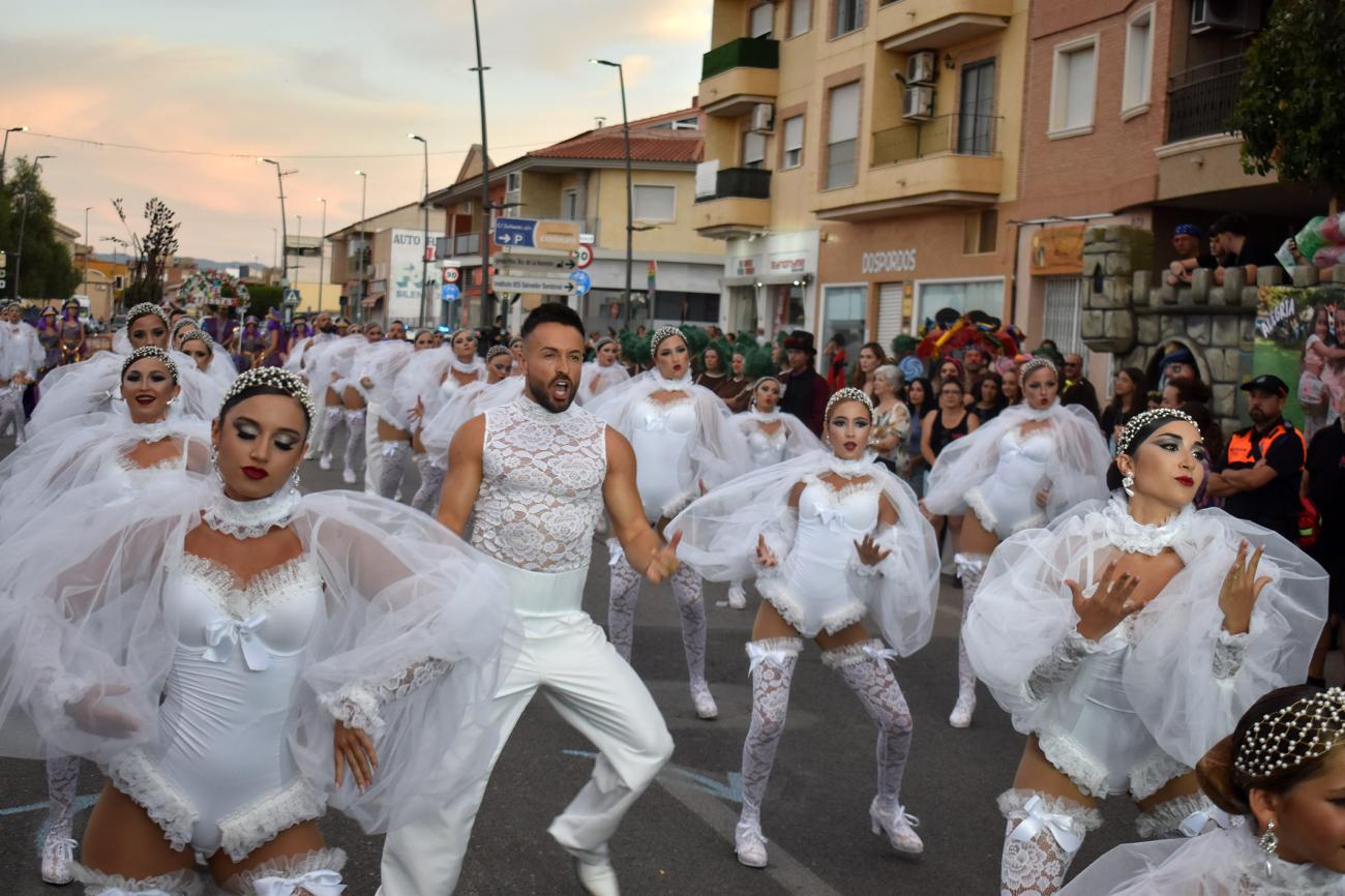 El desfile de carrozas y comparsas desborda de imaginación las fiestas patronales 2026