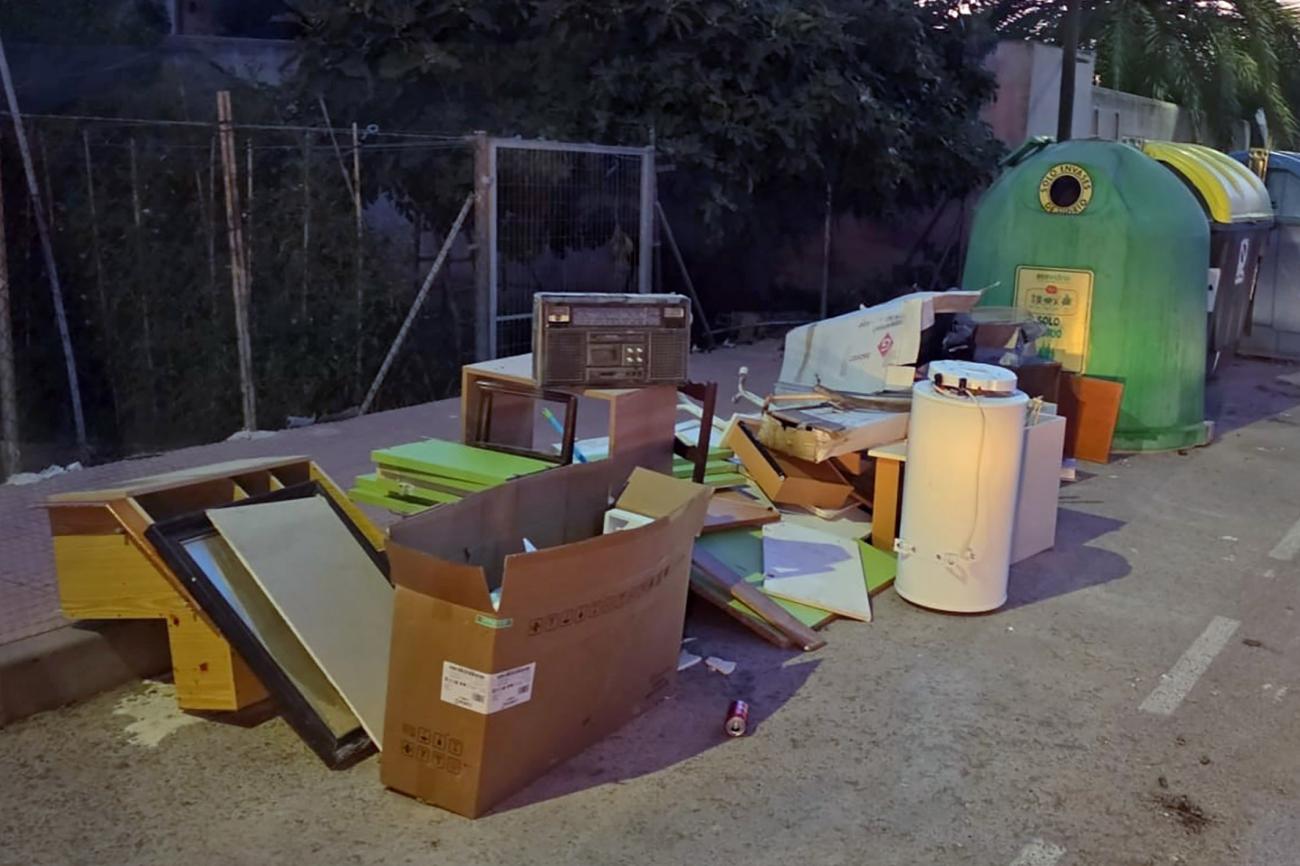 El Ayuntamiento vuelve a pedir civismo ante una oleada de depósito irregular de enseres y residuos